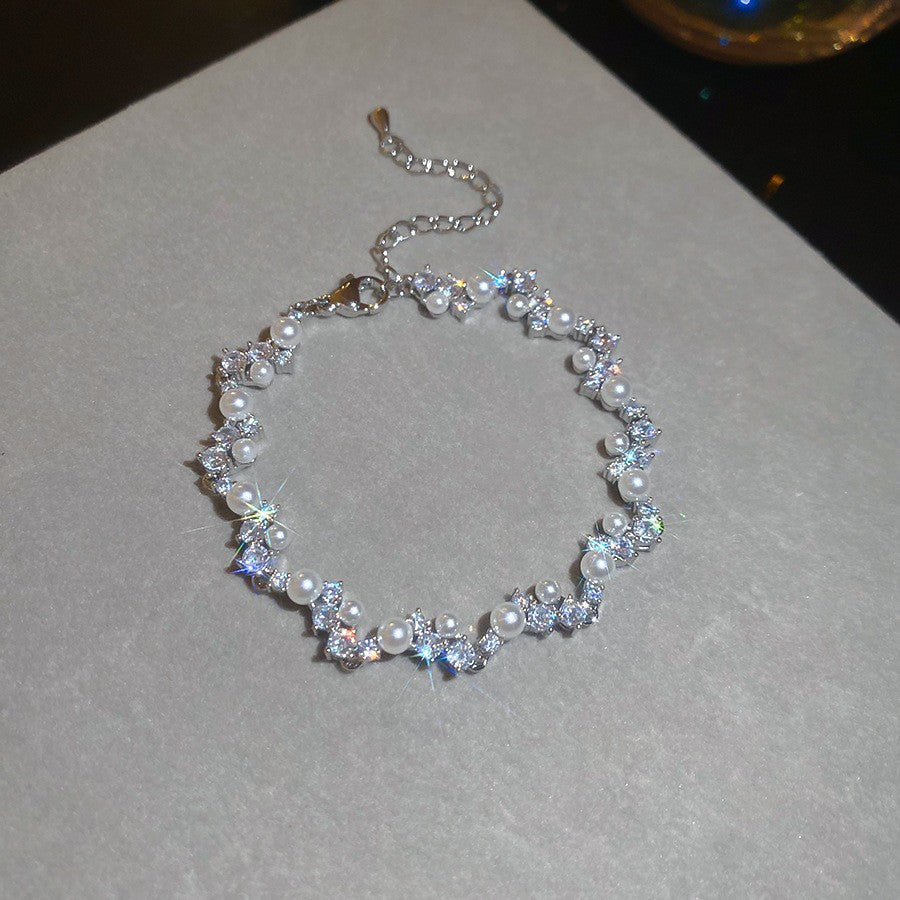 Elegante bracciale da donna con fiore geometrico e accenti in zircone, in rame placcato, stile trendy da ufficio, gioiello versatile e lussuoso per la mano