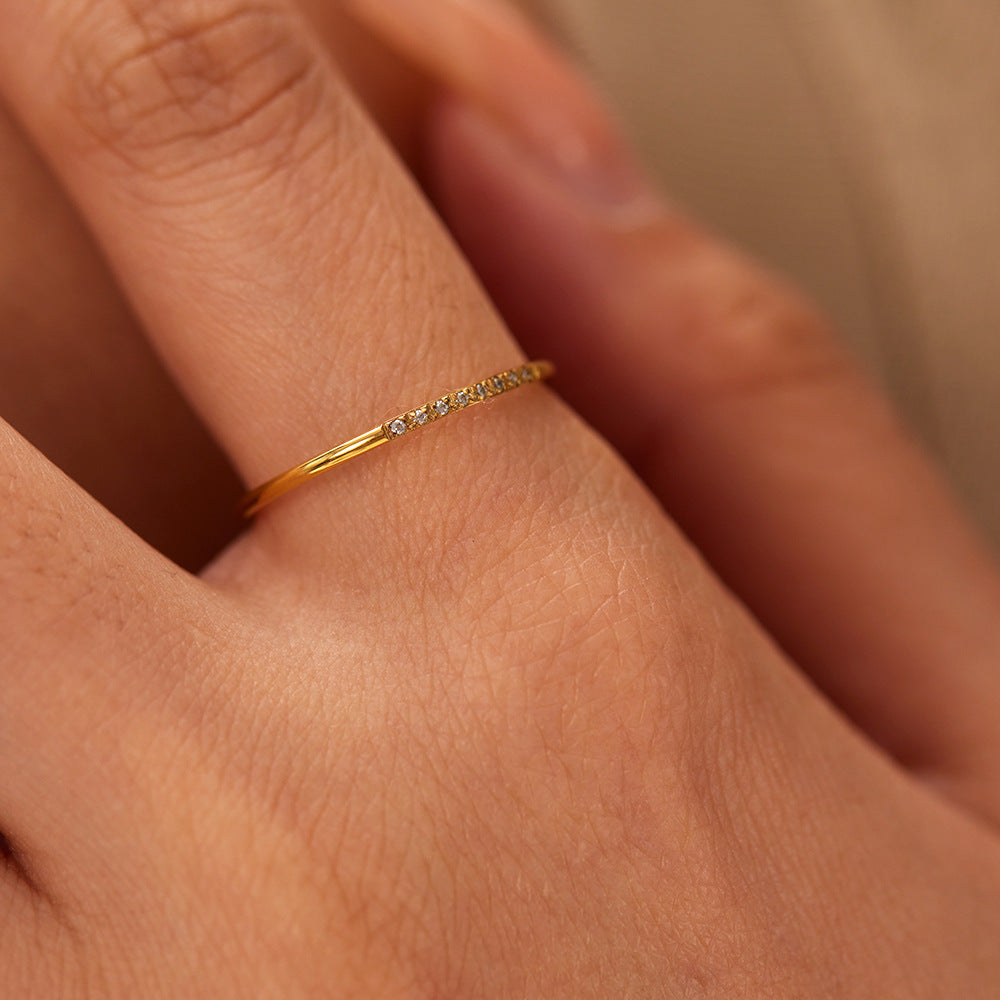 Anello da donna minimalista in acciaio al titanio con geometria e zirconi micropavé placcati in oro 18 carati