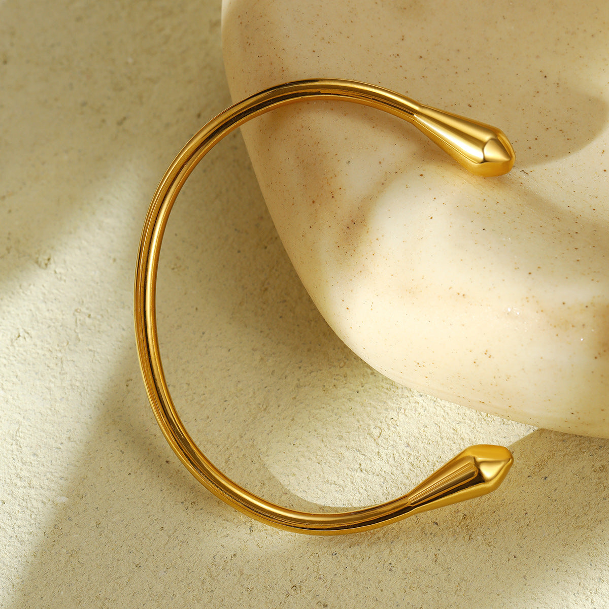 Juego de pendientes y pulsera de acero titanio con chapado en oro de 18K con forma de C de estilo vintage para mujer