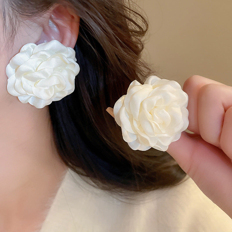 Orecchini a perno con perle e fiori delicati da donna, con perni in argento sterling 925 — Gioielli per l'orecchio freschi e dolci per primavera estate