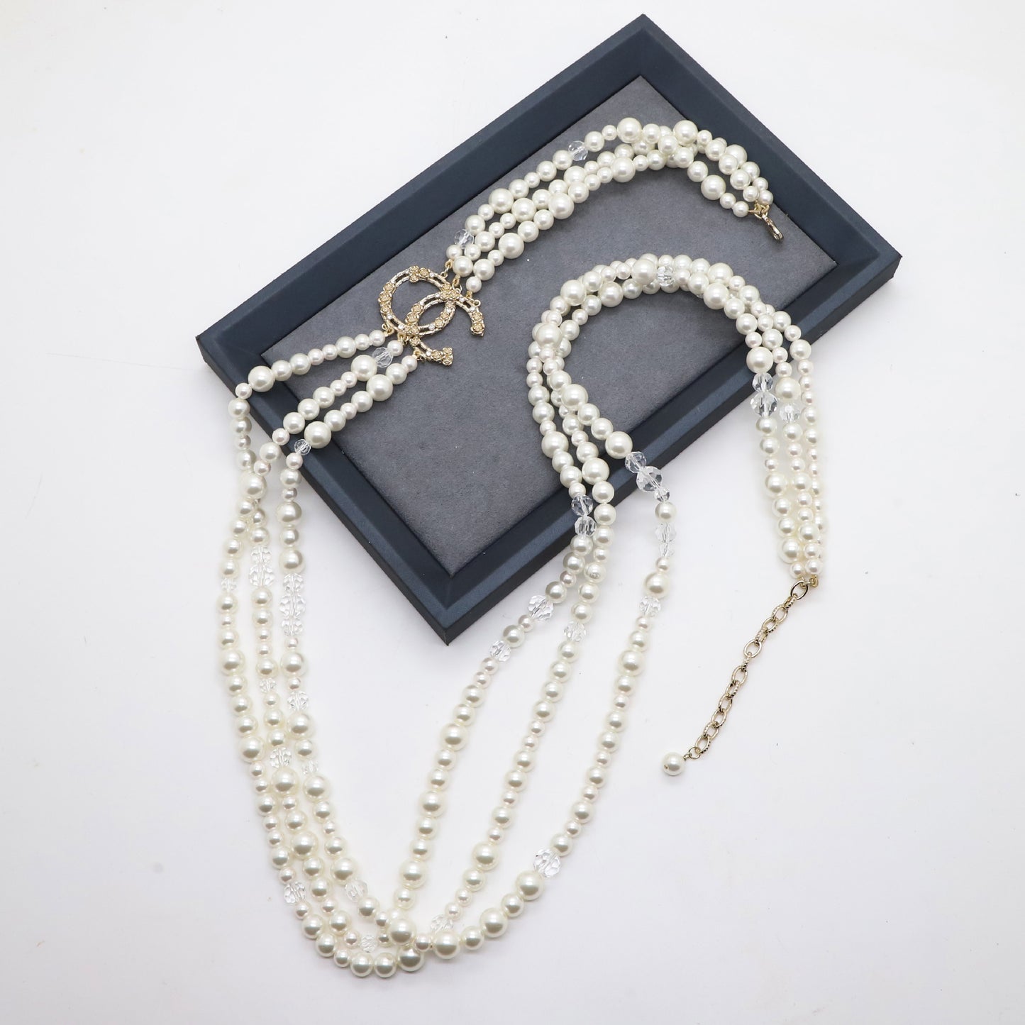 Collana vintage con perle nere e grigie con lettera, catena a sfera multistrato placcata per donna