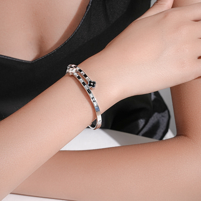 Bracciale Minimalista da Donna a Trifoglio a Quattro Foglie in Acciaio Titanio Placcato, Regolabile con Intarsio di Strass
