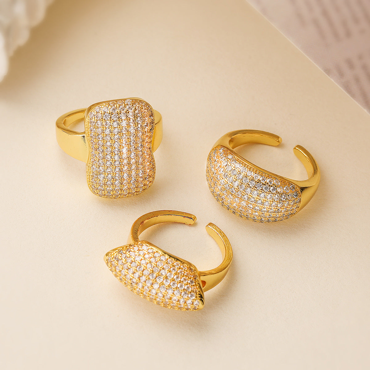 Anello Aperto Geometrico Minimalista da Donna in Ottone Placcato Oro 18K con Intarsio di Zirconi