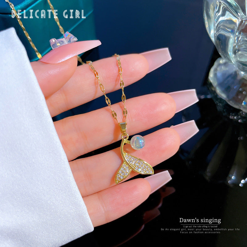 Dolce Collana Fresca Geometrica in Acciaio al Titanio con Catena a Colletto con Intarsio di Strass