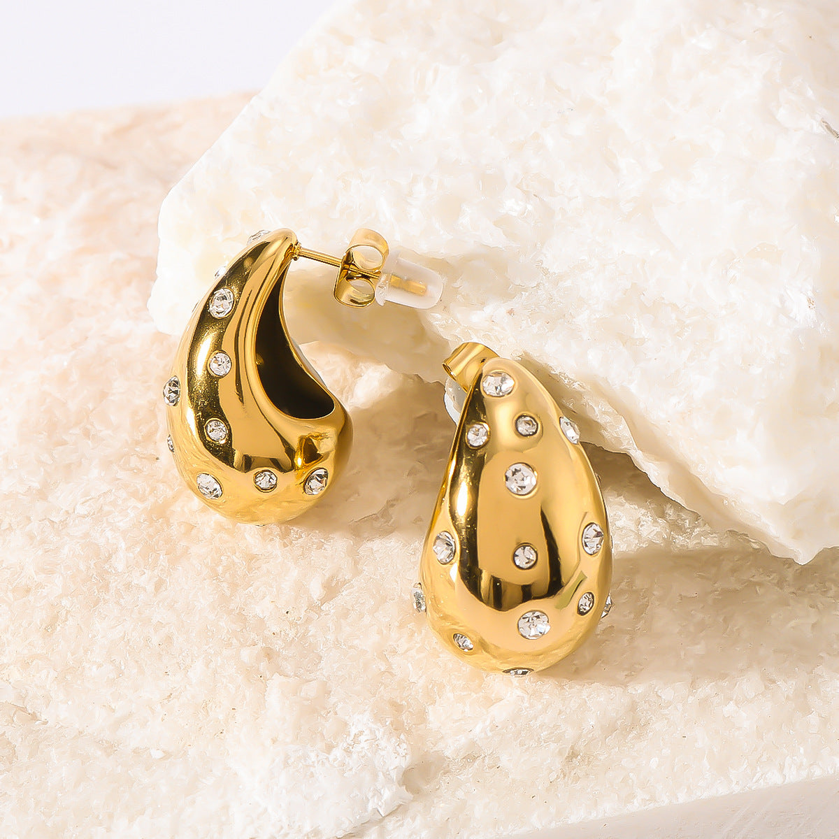 Orecchini da donna in acciaio inossidabile a forma di goccia, dal gusto vintage, con intarsi in strass e placcatura sottovuoto in oro 18 carati