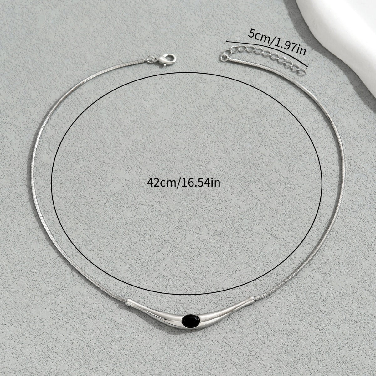 Collana Pendente Mezzaluna Minimalista da Donna con Intarsio in Agata Nera su Catena di Rame
