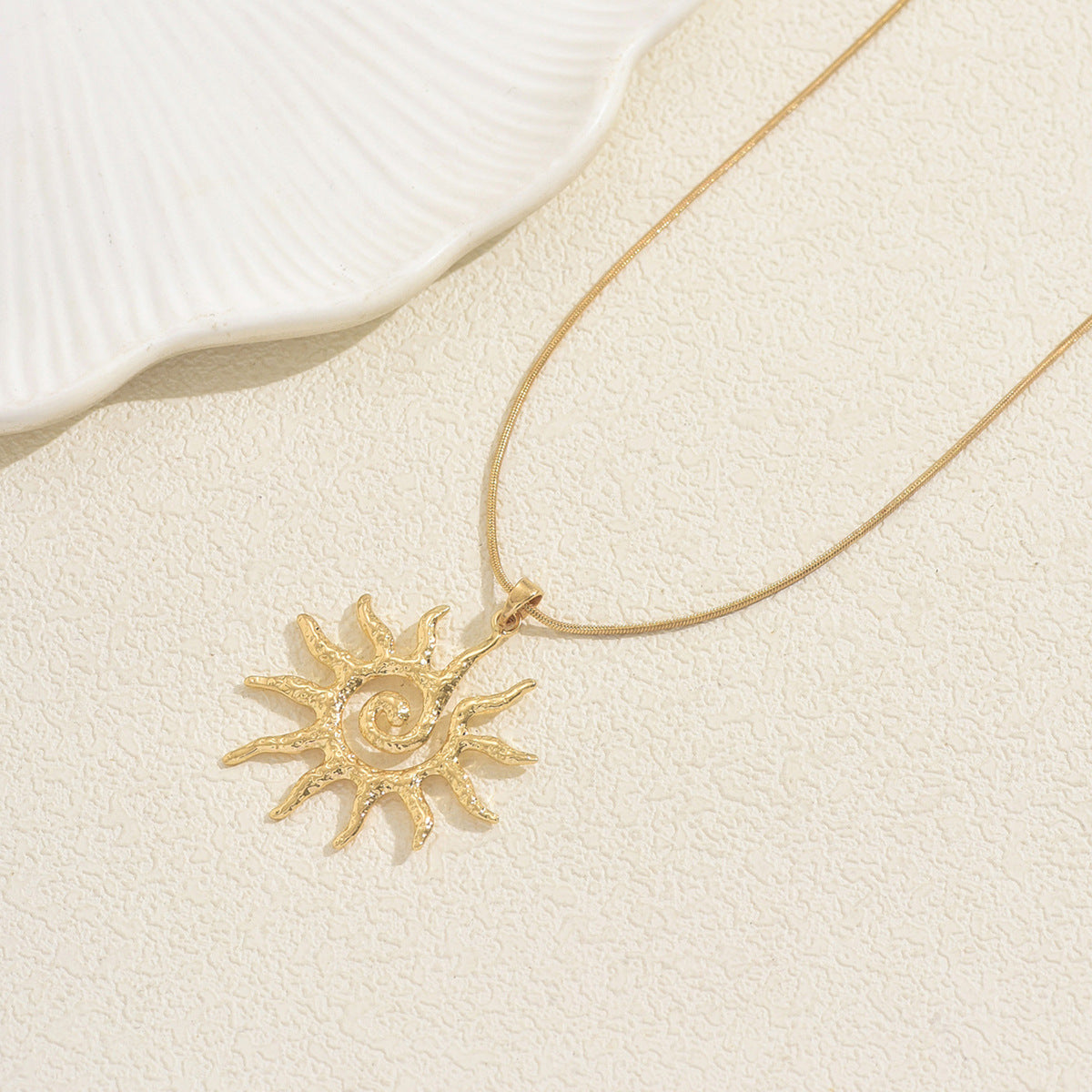 Collana pendente con girasole minimalista in lega di zinco con finitura placcata da donna