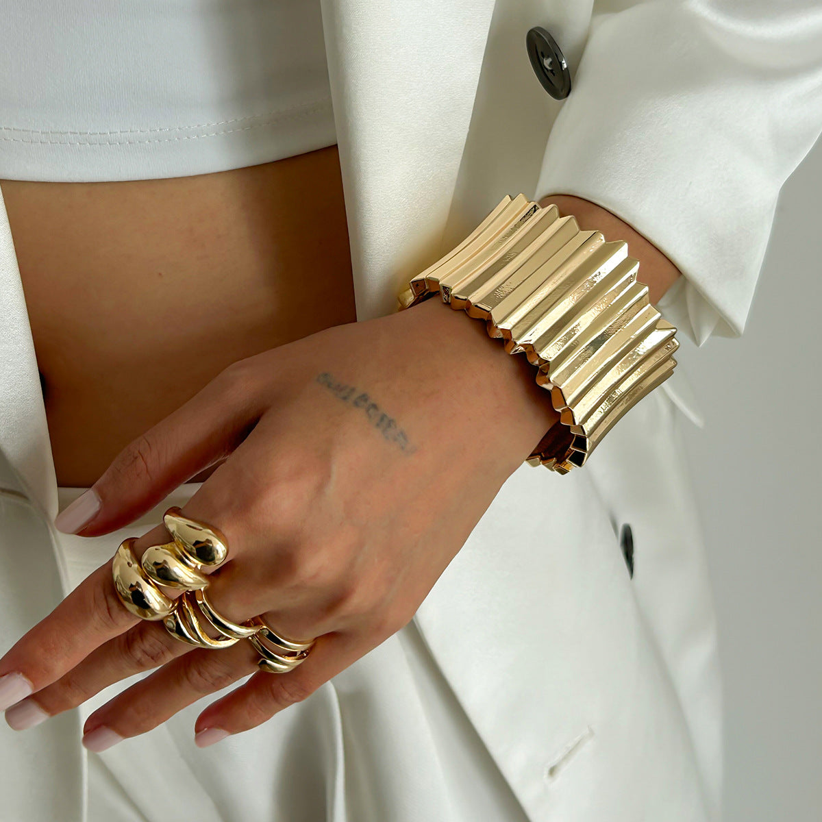 Pulsera de diseño geométrico atrevido con baño de aleación para mujer