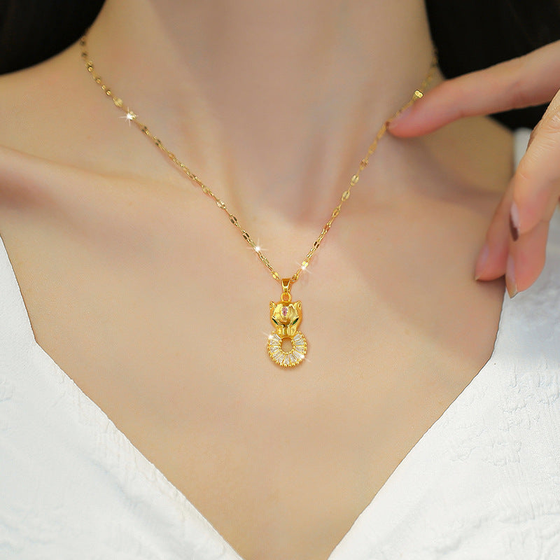 Collana con Pendente Minimalista a Testa di Leopardo in Acciaio al Titanio con Intarsio di Strass, Design Geometrico per Donna e Uomo