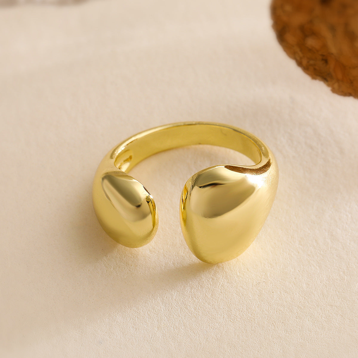 Anello aperto geometrico minimalista da donna in rame placcato oro con finitura liscia