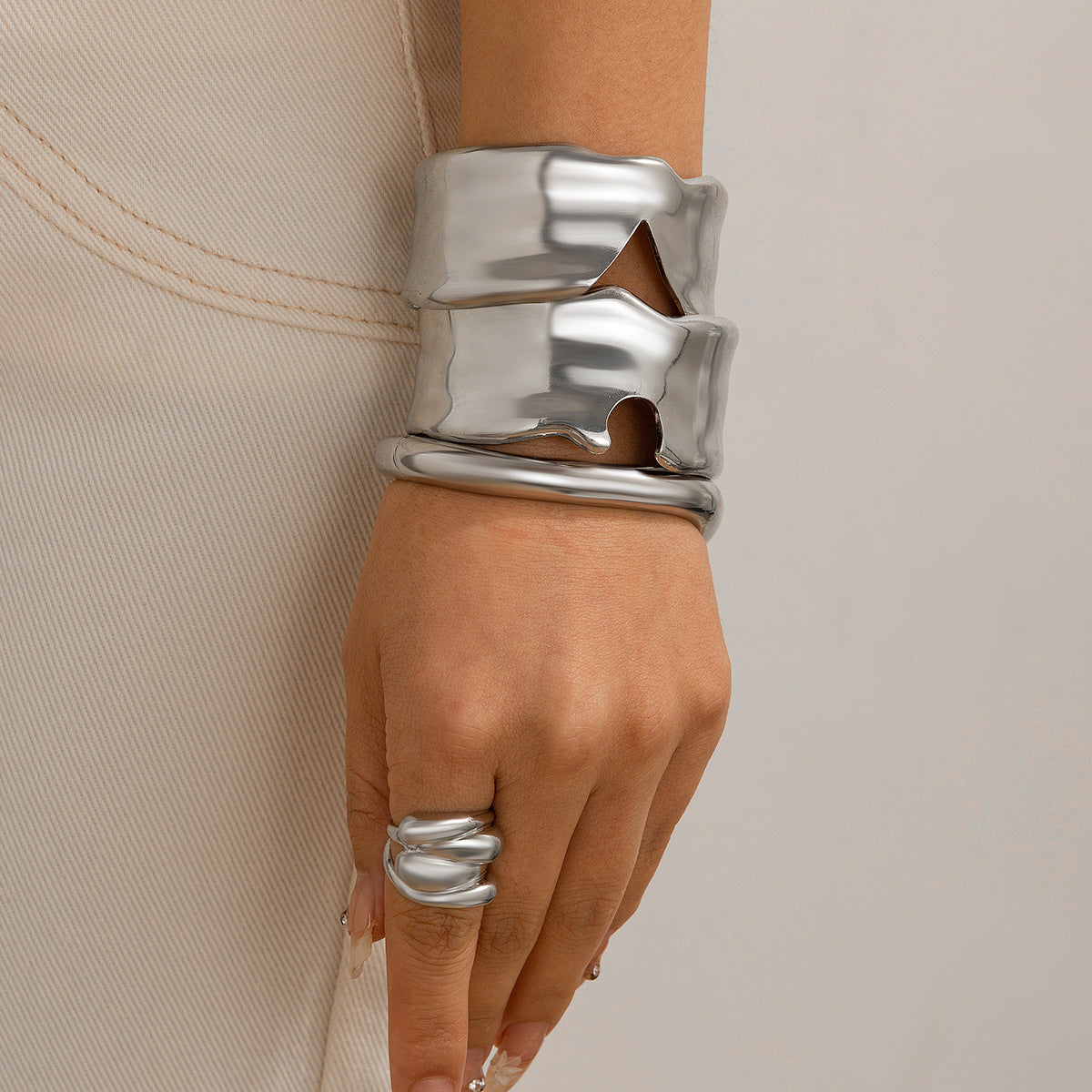 Pulsera inspirada en aleación texturizada asimétrica en forma de V con acabado chapado para mujer
