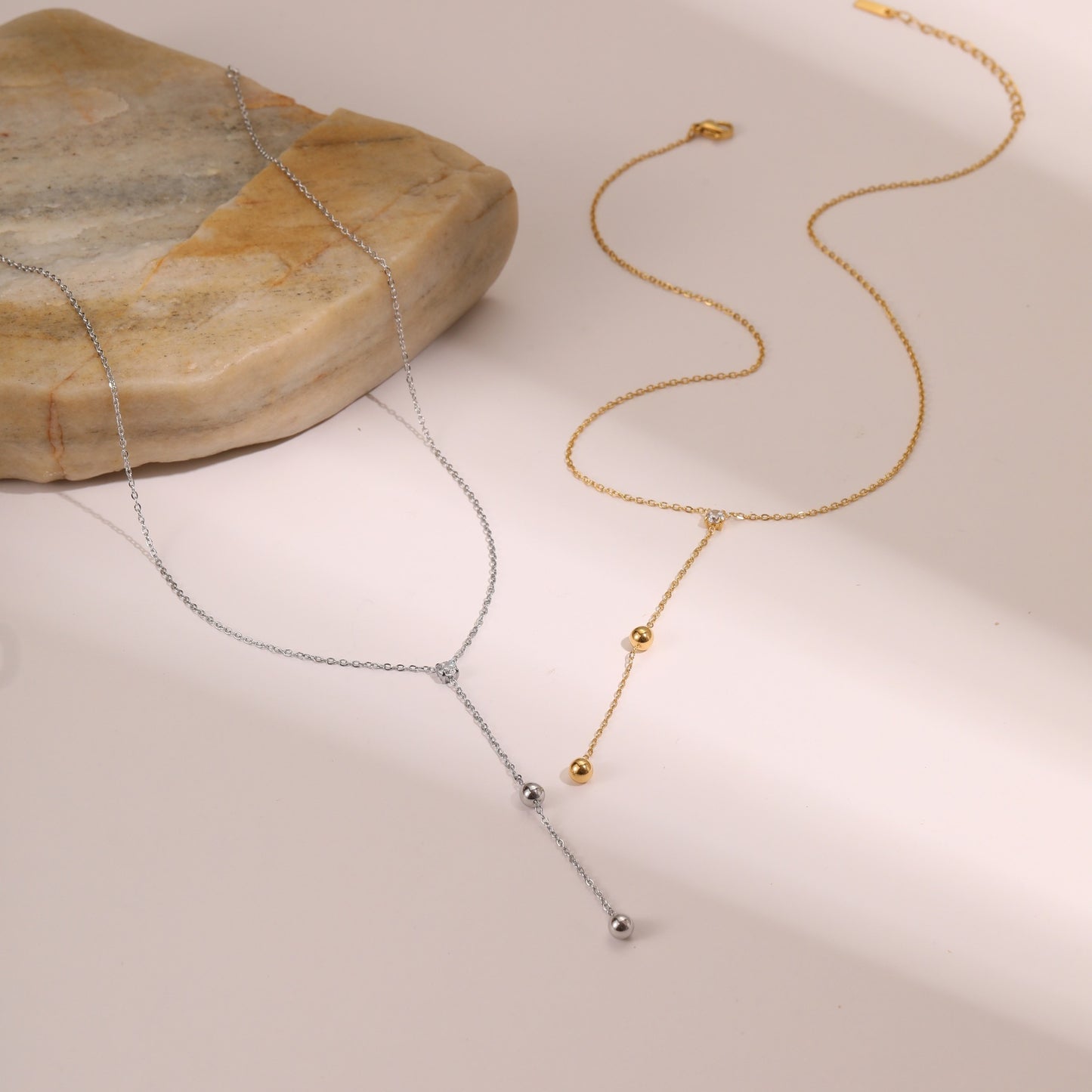 Collana a Y minimalista da donna in acciaio inossidabile con zircone, finitura placcata oro e dettaglio a nappina