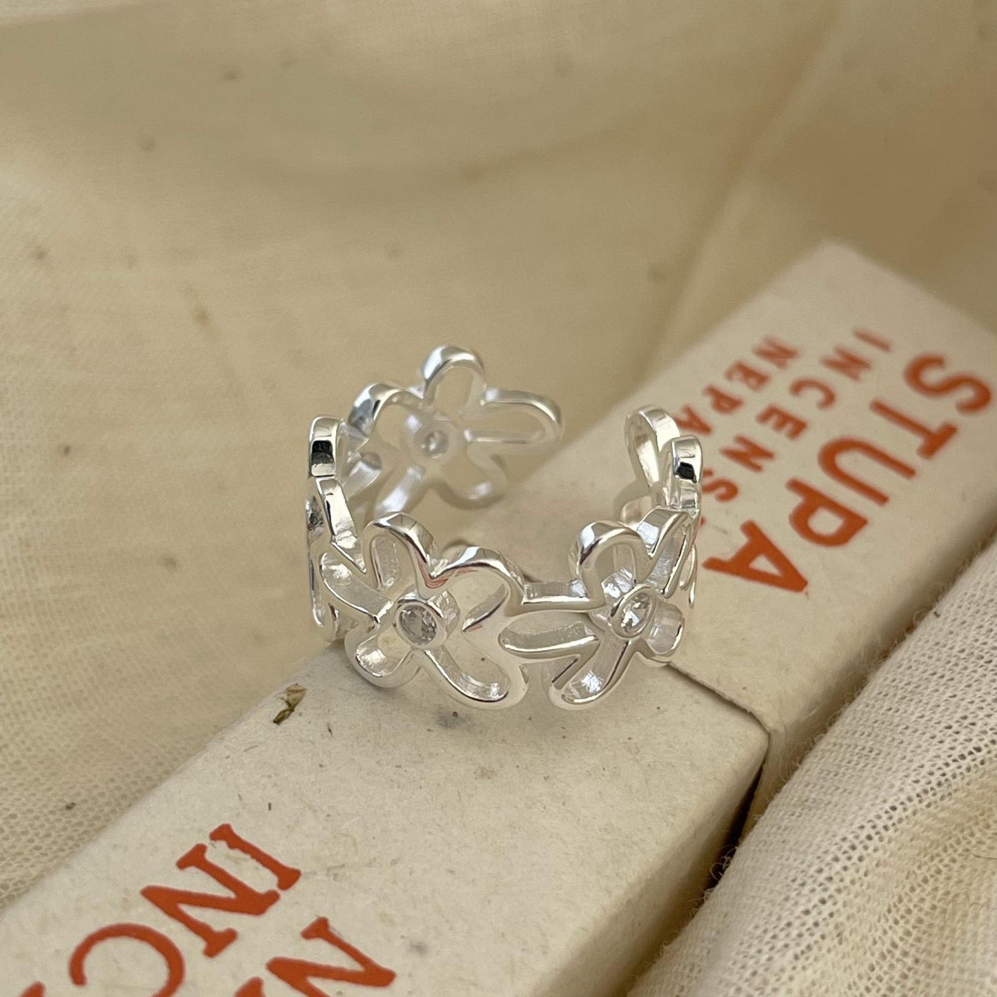 Anello minimalista a forma di cuore floreale in argento sterling 925 con intarsio in zircone e finitura lucida