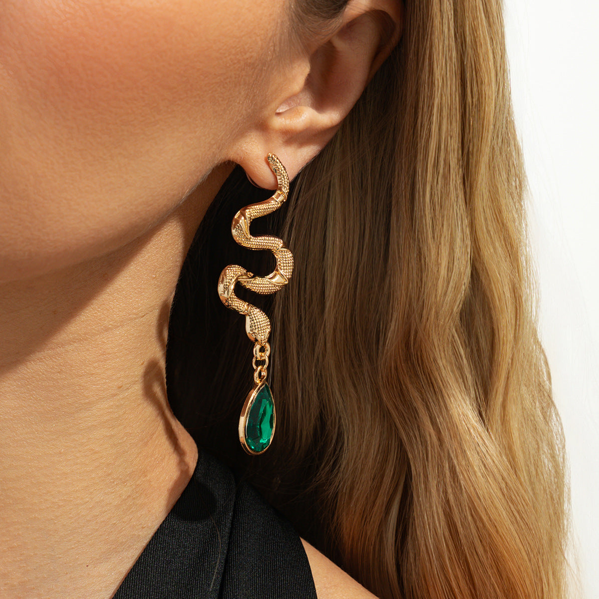 Luxury Minimalist Plated Iron Snake Shape Necklace with Gemstone Acrylic Pendant for Women