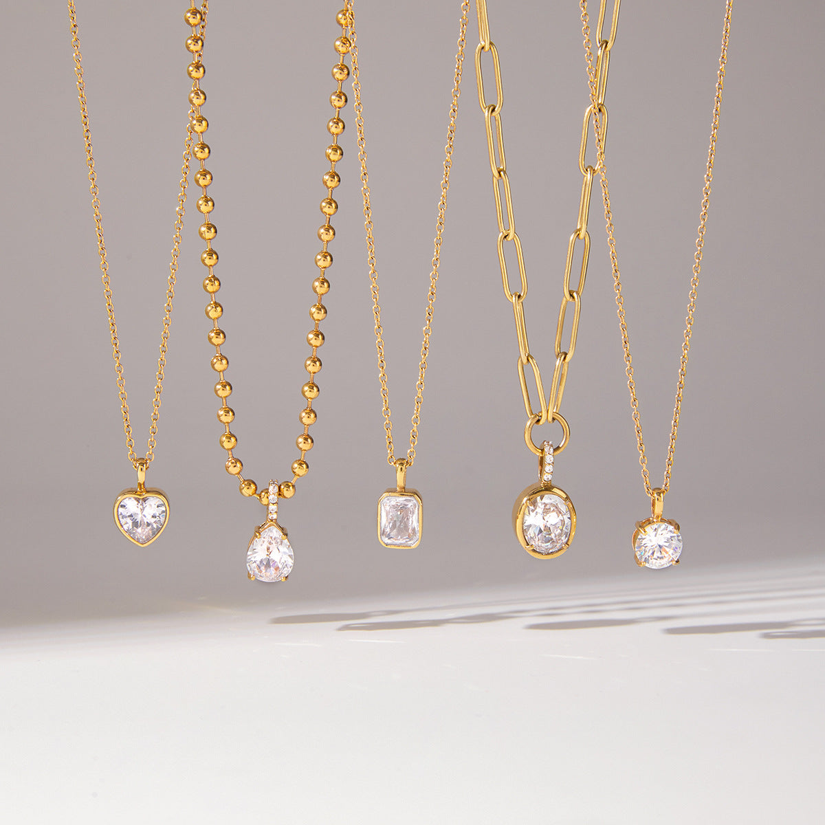 Collana da donna in acciaio al titanio placcato oro 18 carati con zirconi geometrici di lusso