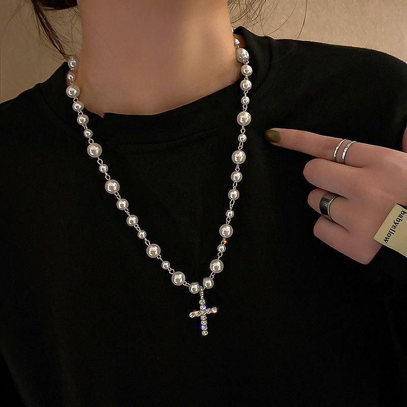 Collana con Pendente a Croce Dolce e Grintosa Impreziosita da Strass in Perle Sintetiche e Rame Placcato per Donna