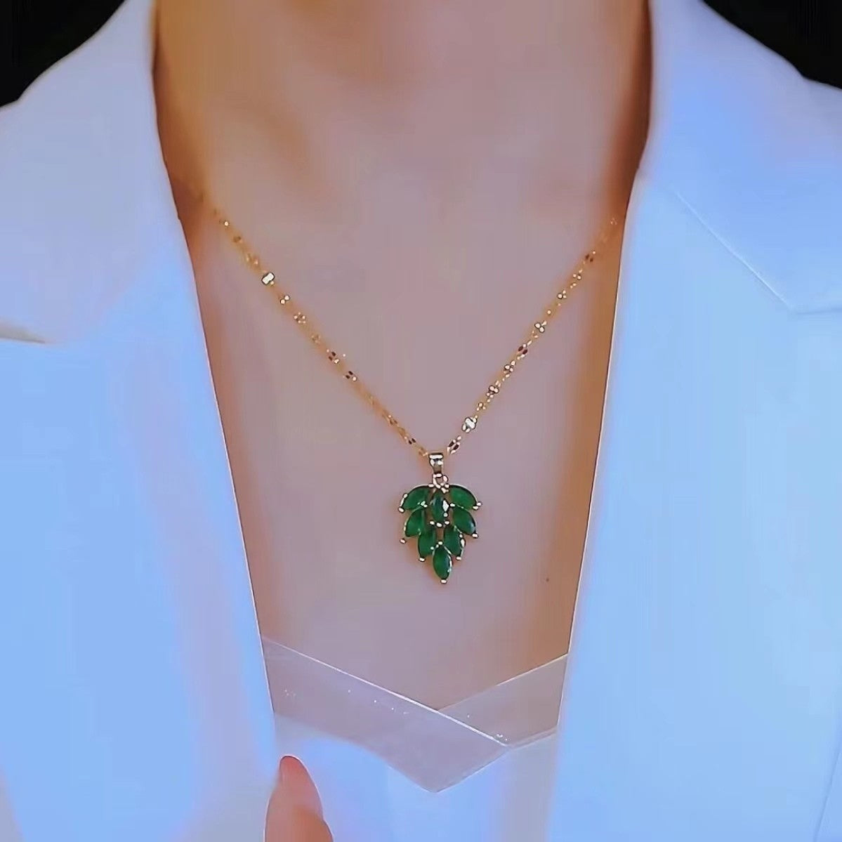 Collana minimalista in acciaio al titanio a forma di foglia con intarsio in zircone verde, stile a catena snake per donna e uomo