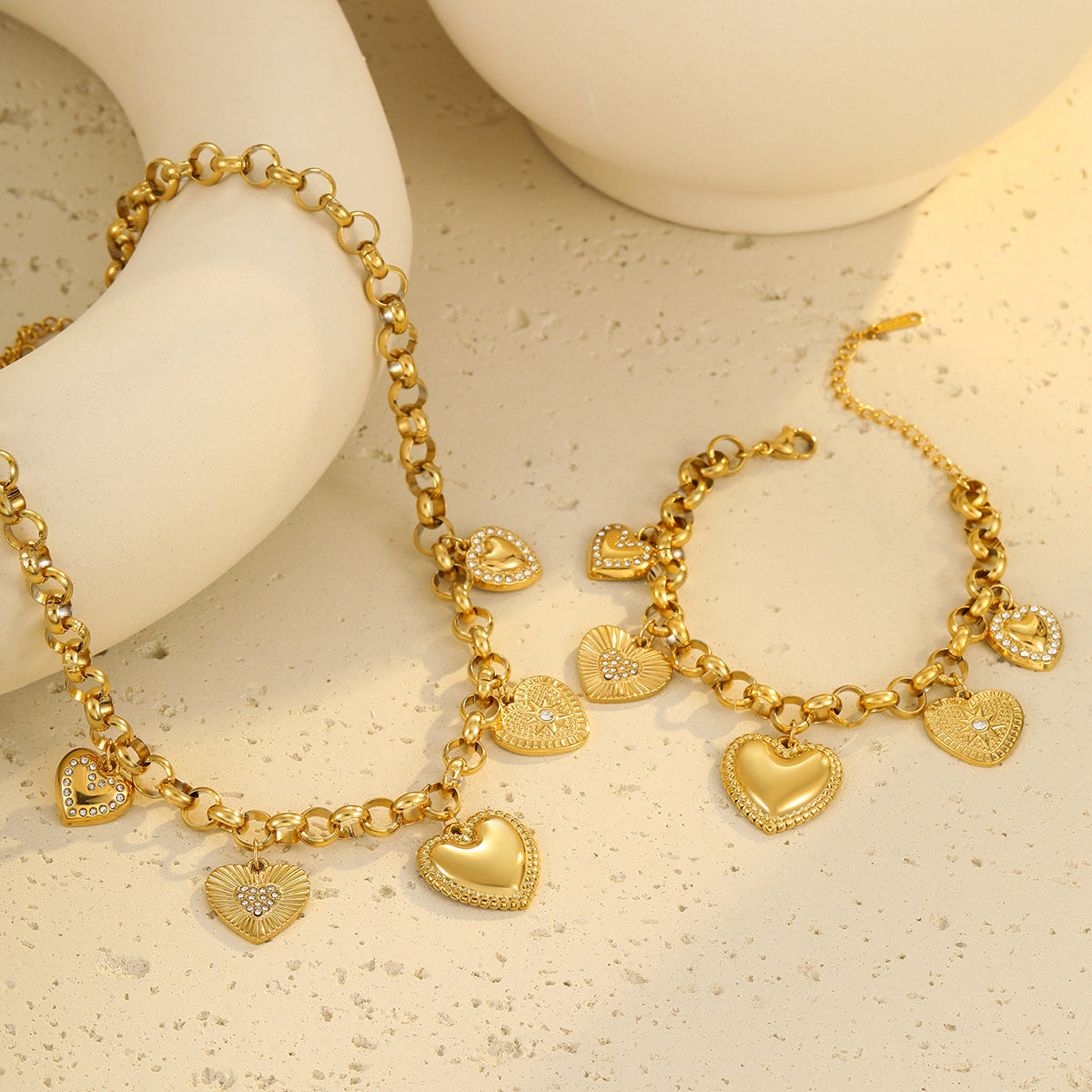 Collana pendente da donna in acciaio inossidabile a forma di cuore, stile minimalista e alla moda, con finitura placcata