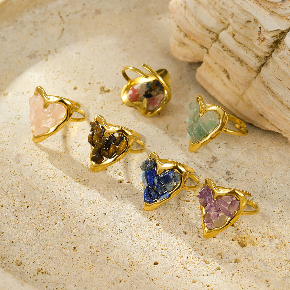 Anillo minimalista de acero inoxidable en forma de corazón con baño de oro de 18 quilates e incrustaciones de piedra natural para mujer
