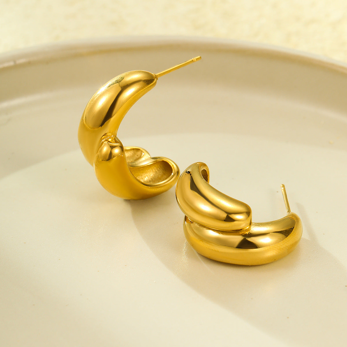 Aretes minimalistas huecos en forma de C de acero inoxidable con baño de oro de 18 quilates para mujer