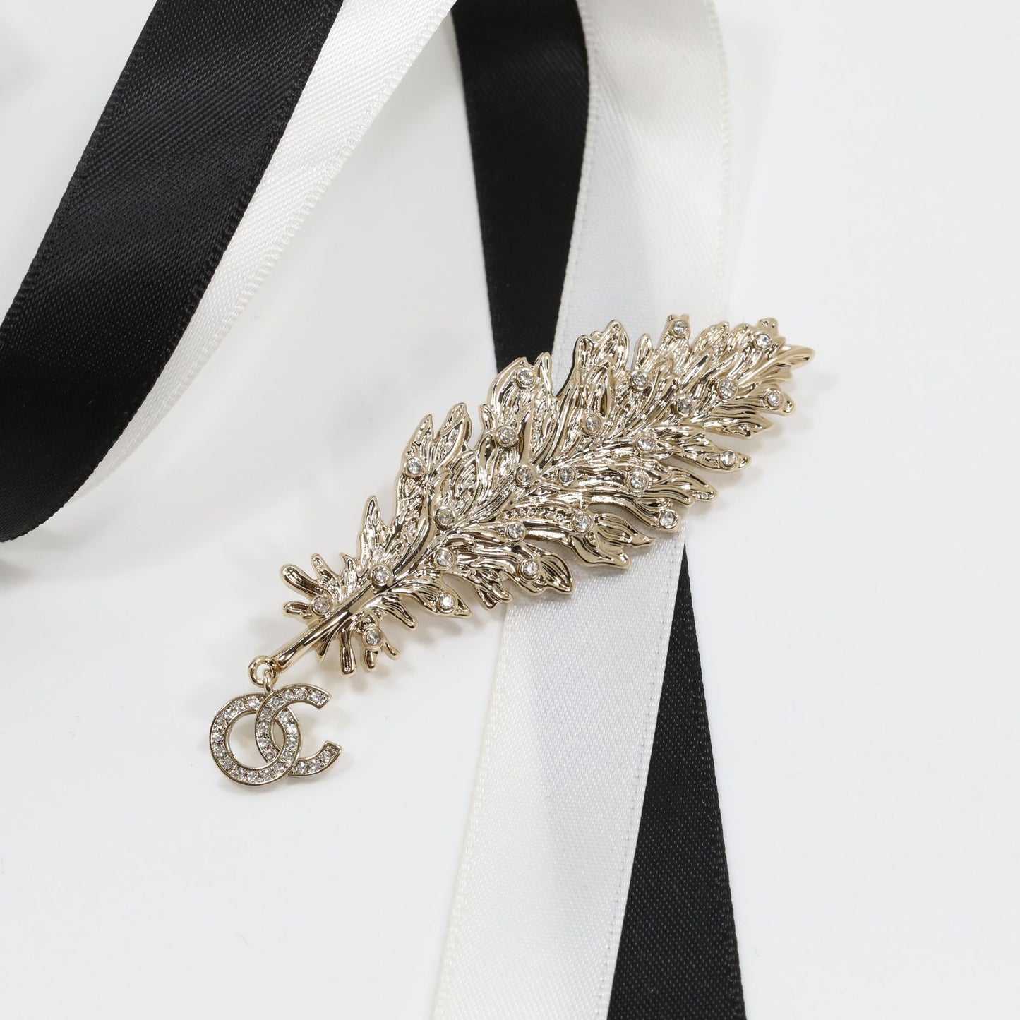 Spilla da donna di lusso elegante in ottone placcato oro con piuma e strass