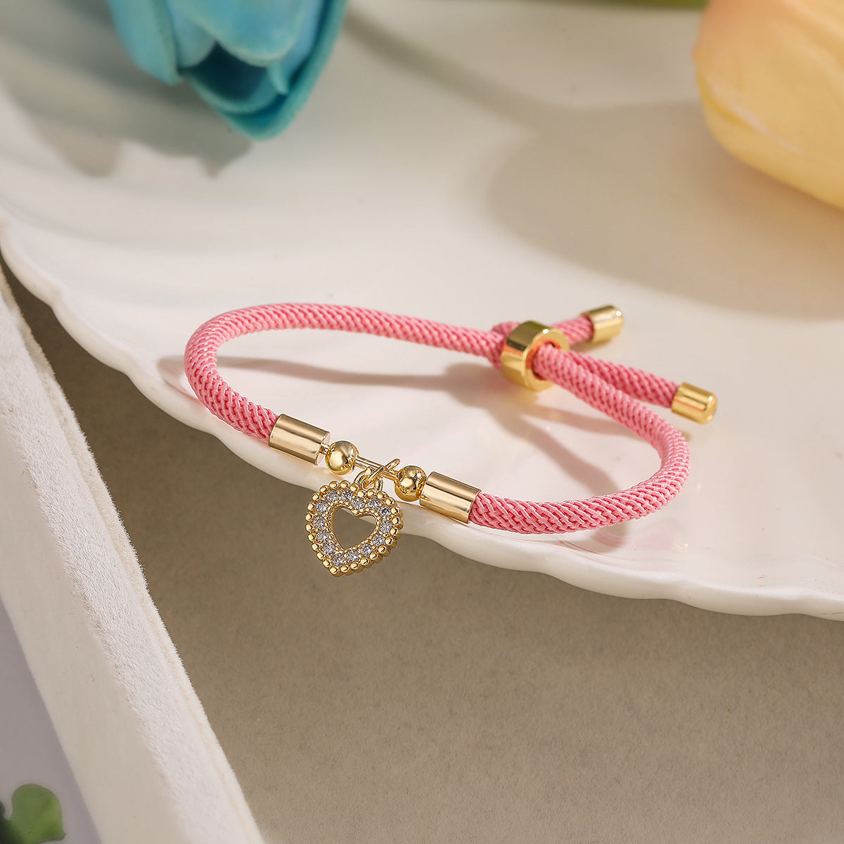 Bracciale da donna alla moda con ciondolo a croce geometrica, regolabile con coulisse, placcato oro e intarsio di zirconi