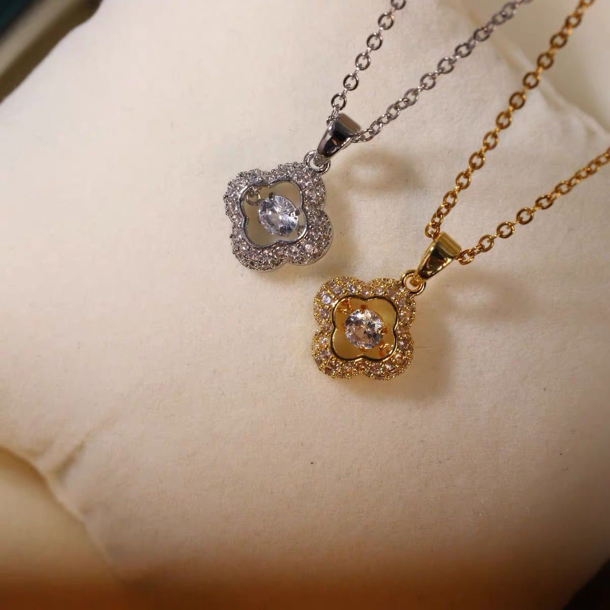 Collana con ciondolo originale a quadrifoglio per donna e uomo in acciaio al titanio placcato oro su catena a O