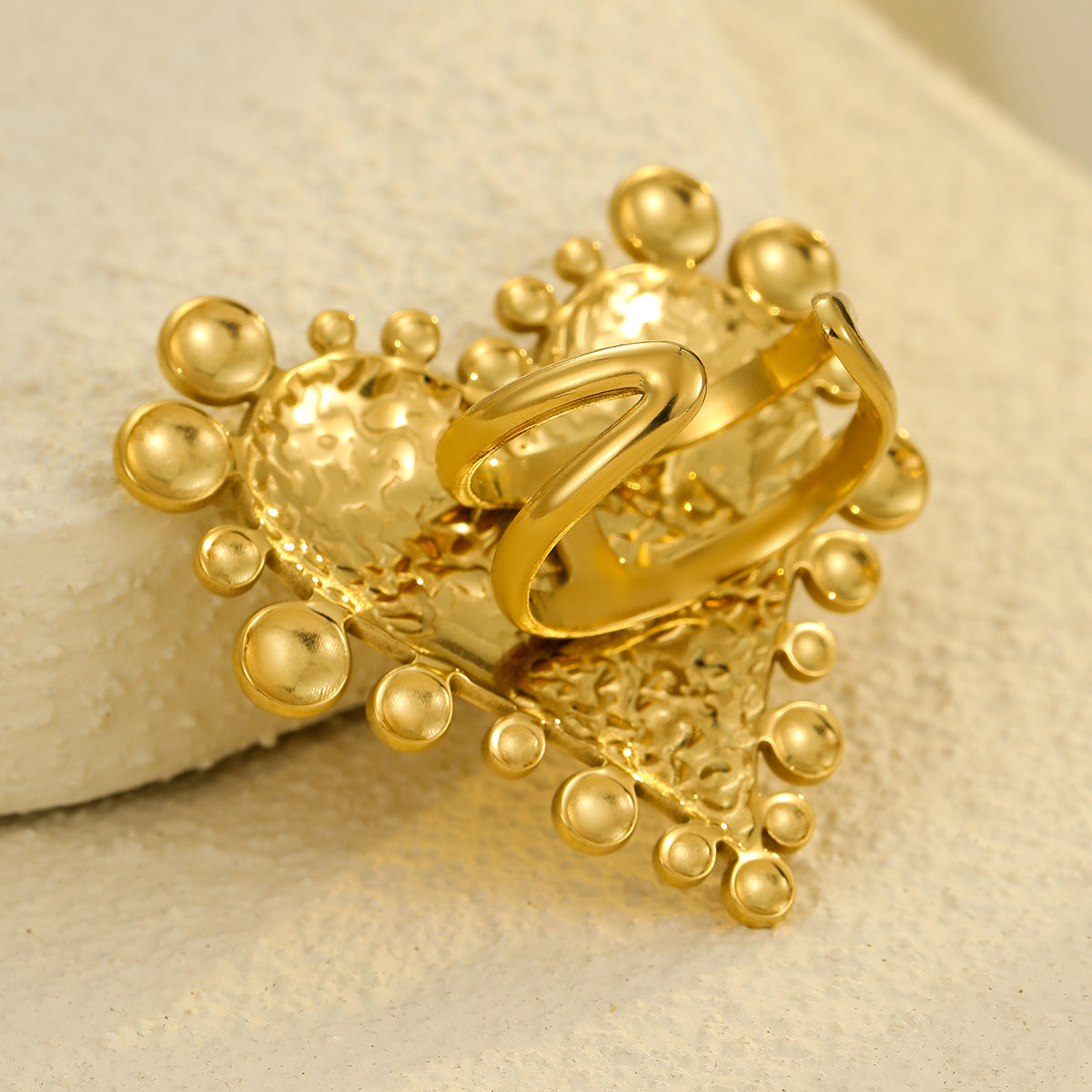 Anello da donna in acciaio al titanio martellato a forma di cuore irregolare minimalista placcato oro