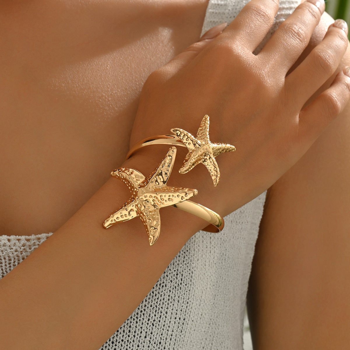 Pulsera de Estrellas de Mar Minimalista Geométrica para Mujer en Aleación de Zinc con Acabado Chapado, Brazalete Abierto Ajustable