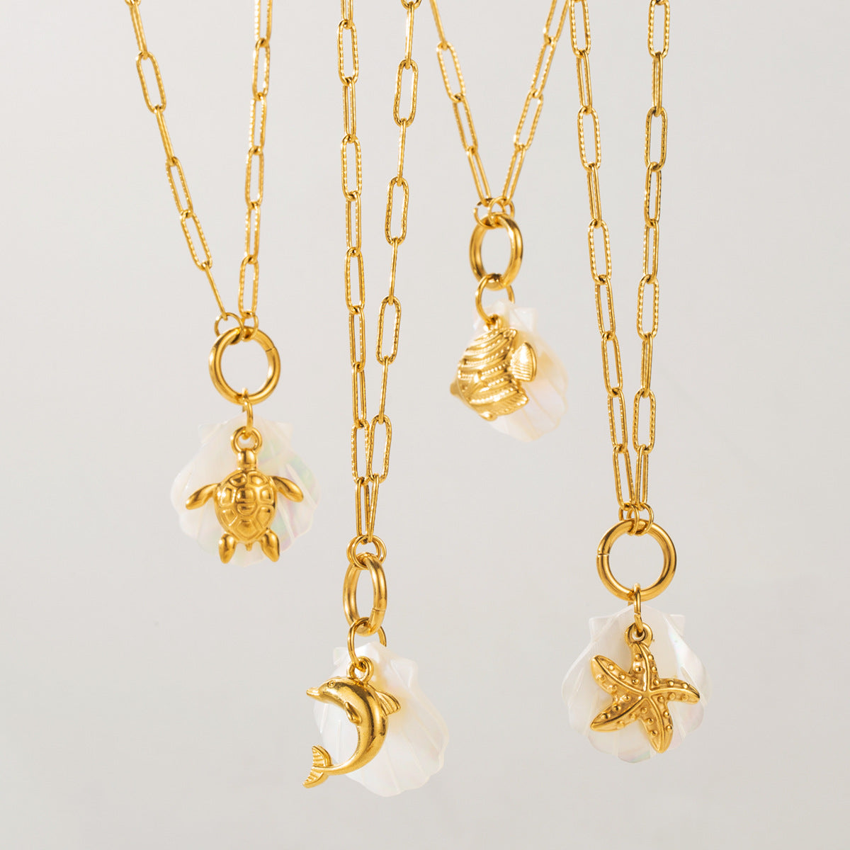 Collar con colgante minimalista de estrella de mar, tortuga, delfín y abulón con temática oceánica en acero inoxidable con acabado de chapado para mujer