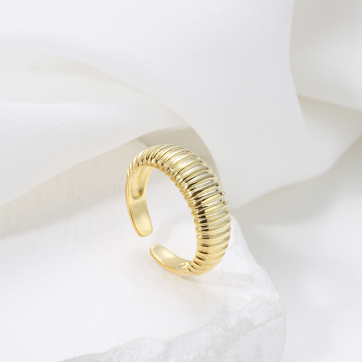 Anillo de Aleación Minimalista en Forma de Ola con Acabado Chapado y Banda Abierta Ajustable para Mujer
