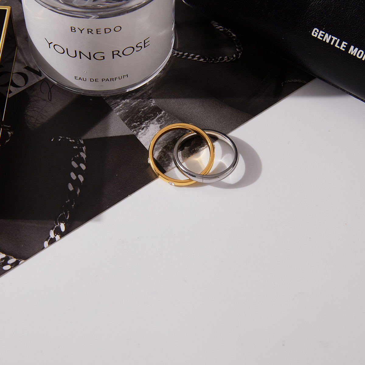 Anillo de acero de titanio con doble aro cruzado geométrico y circonitas incrustadas chapado para mujer