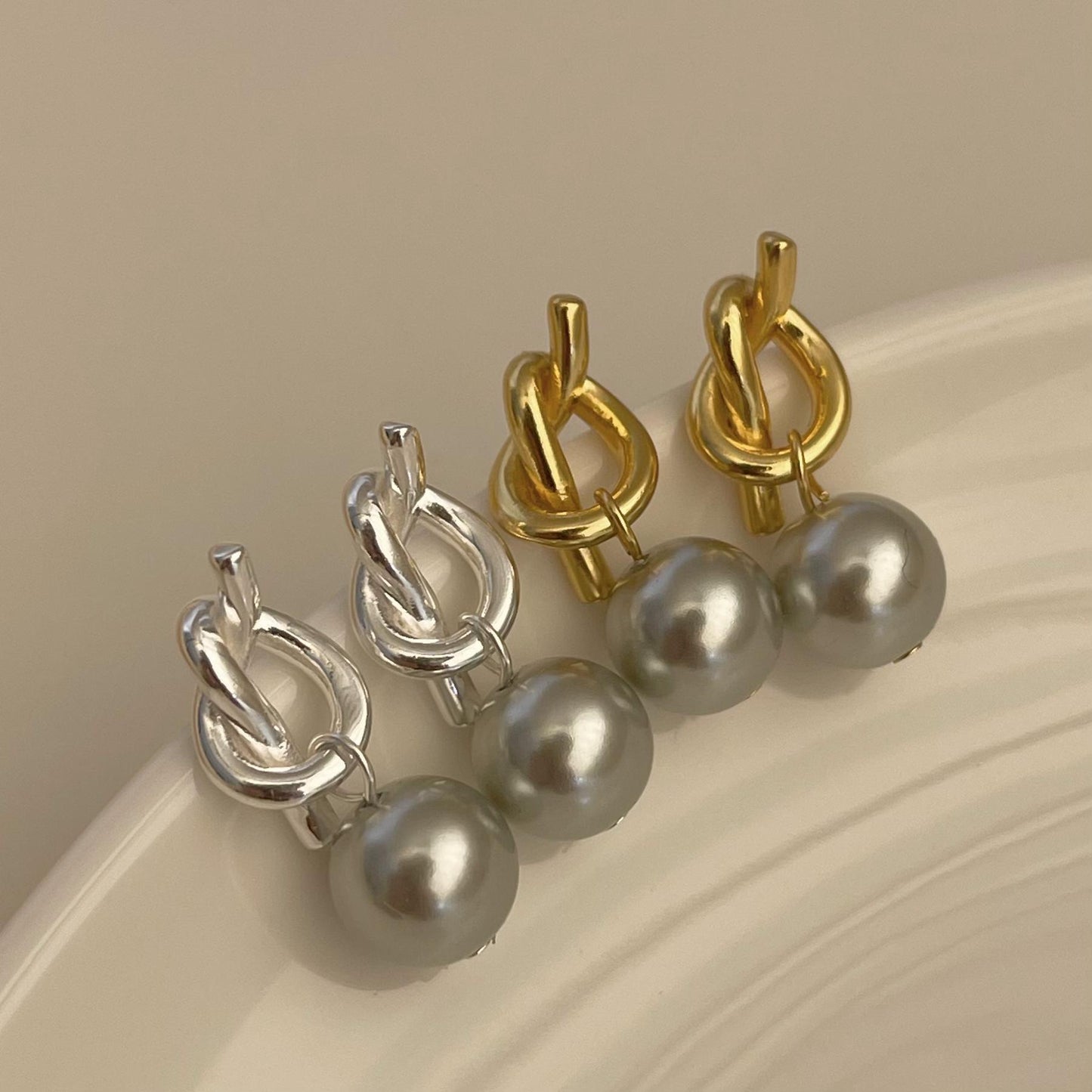 Pendientes de botón cuadrados geométricos minimalistas con perla en plata de ley 925 con baño de rodio