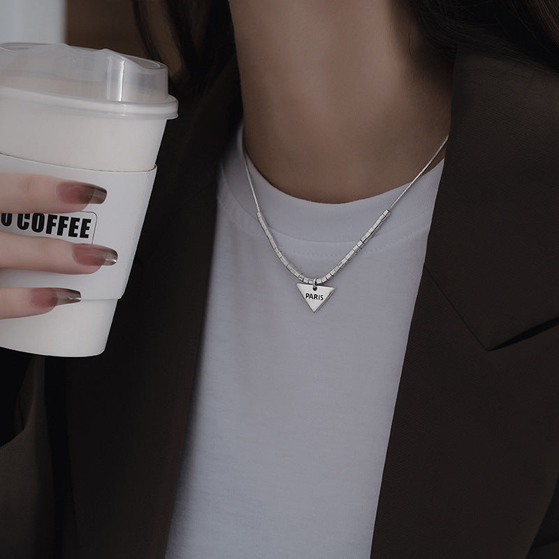 Collana con pendente geometrico minimalista in acciaio al titanio da donna con catena a serpente con finitura lucida e doppia stratificazione per clavicola
