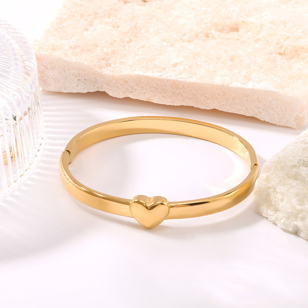 Bracciale minimalista a cuore in acciaio inossidabile placcato oro 18 carati, superficie liscia lucida, design contemporaneo versatile