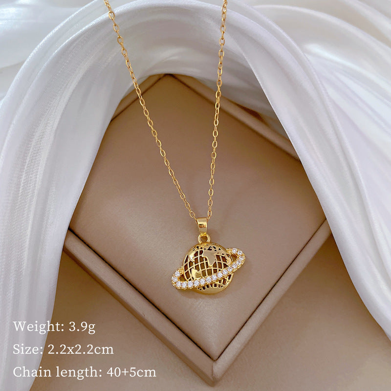 Collana da donna con ciondolo di lusso in acciaio al titanio con motivo a terra e galassia, intarsio completo di strass, design geometrico, catena regolabile in acciaio al titanio