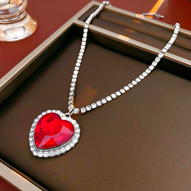 Collana con pendente a cuore a goccia in stile lusso con intarsio in strass in acciaio al titanio su catena in rame da donna