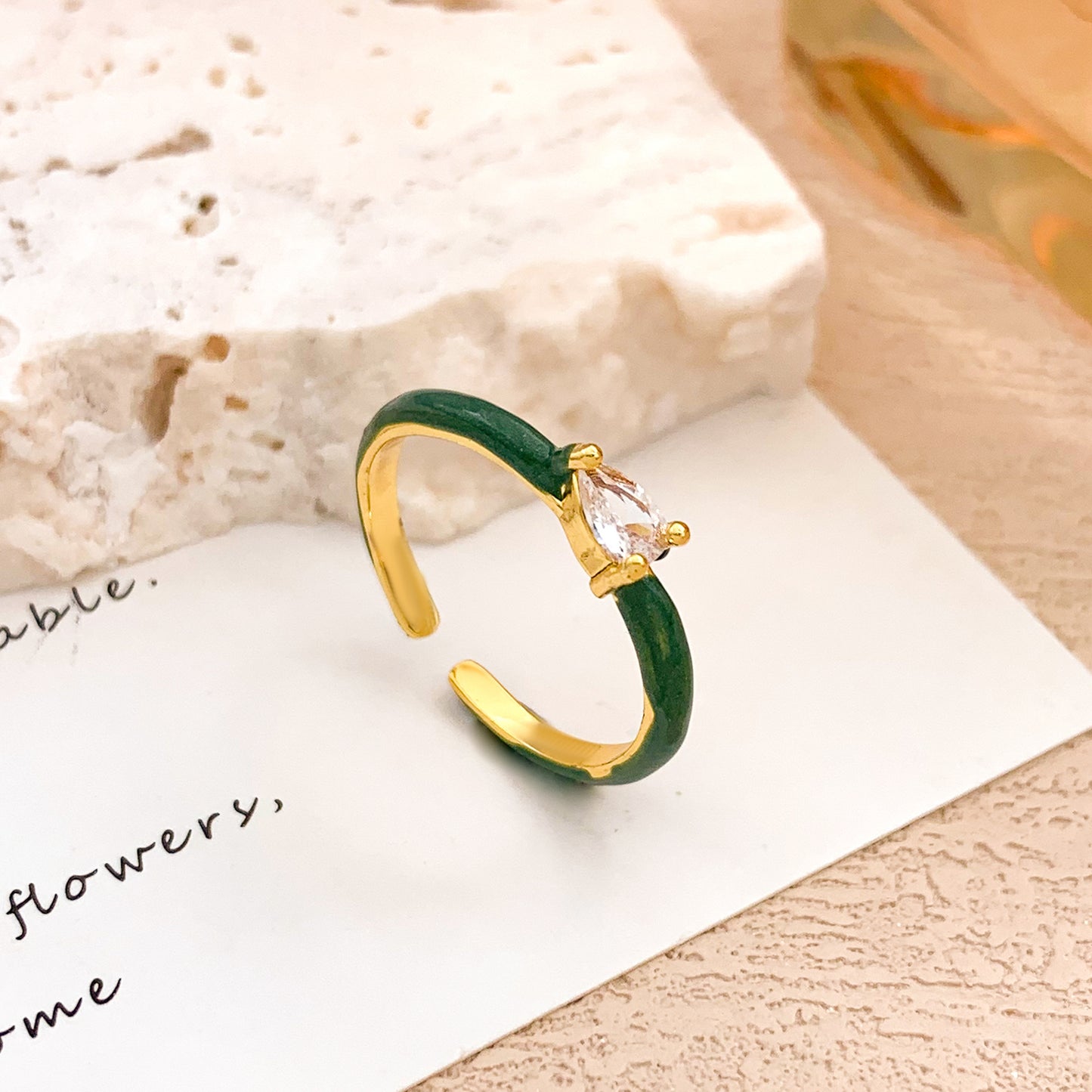 Anillo minimalista de aleación chapado en oro con circonita cúbica de lágrima dulce redonda ovalada con puntos geométricos para mujer
