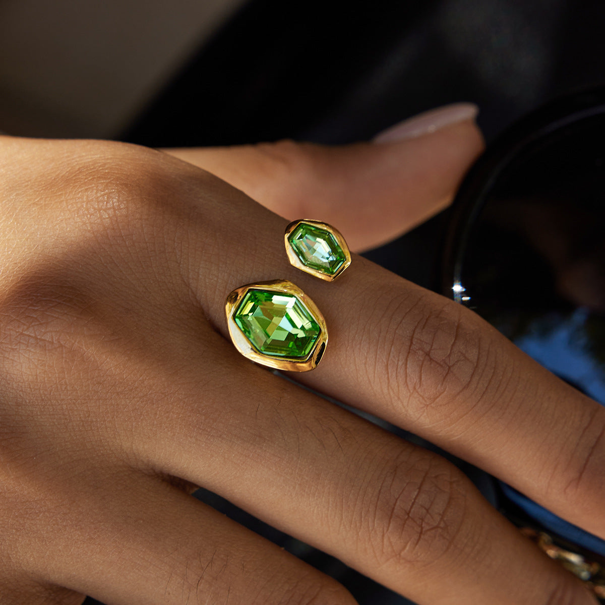 Anillo de acero de titanio octogonal geométrico con incrustaciones de circonita verde, galvanizado para una joyería de lujo femenina resistente a la decoloración