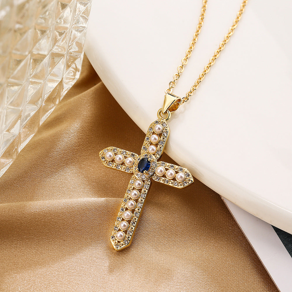Collana da donna con ciondolo a croce minimalista in ottone con intarsio in zirconi cubici e inserti in perle