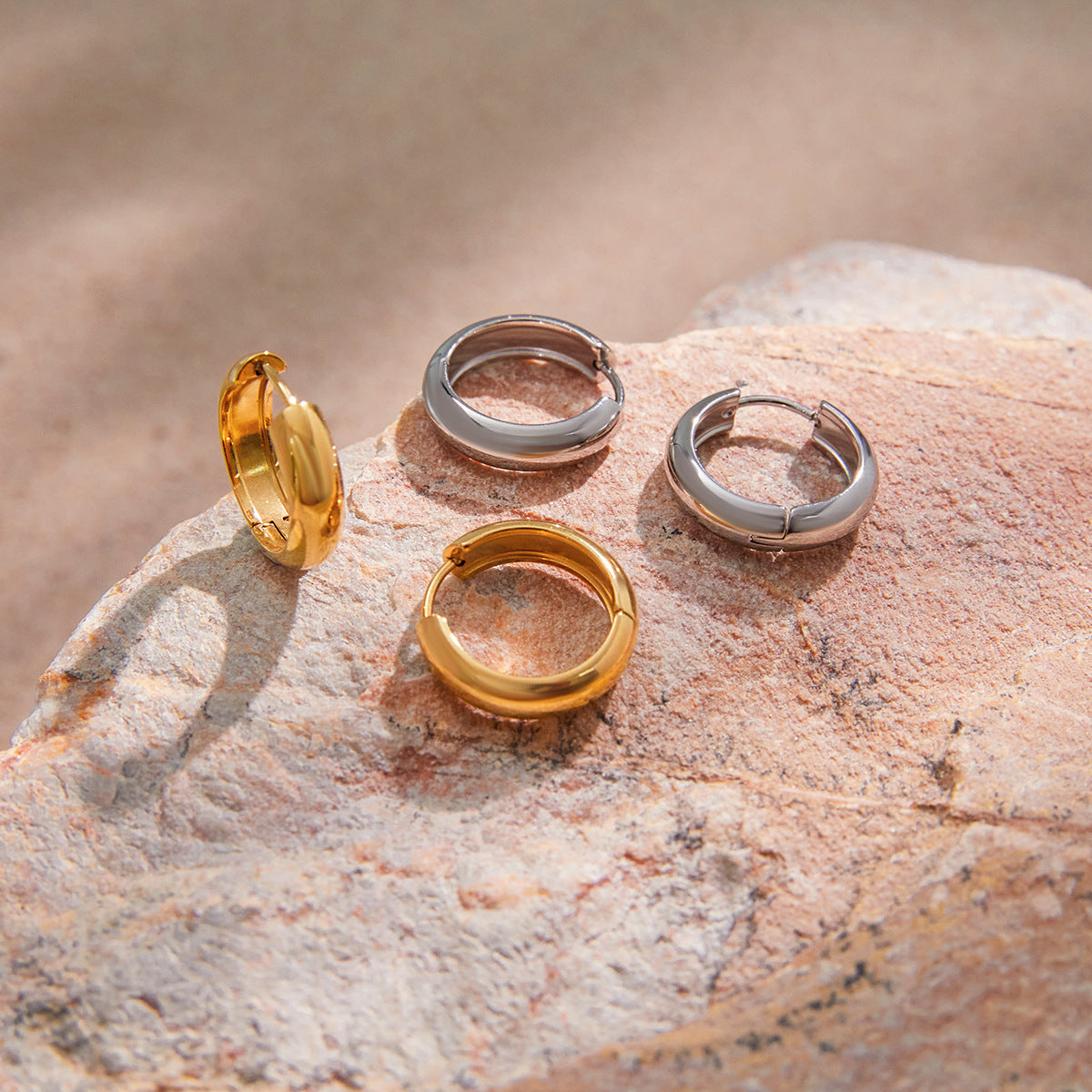 Orecchini a Cerchio Geometrici Minimalisti di Lusso con Cerchio Placcati Oro 18K in Acciaio Inossidabile per Donne