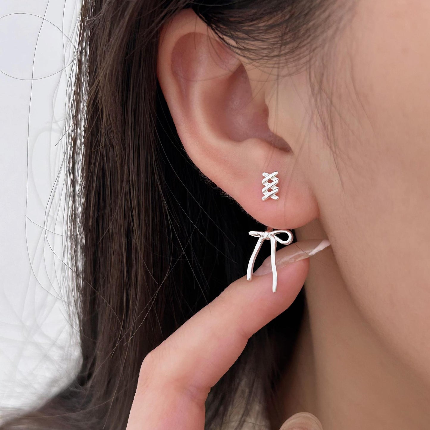 Pendientes minimalistas de lazo en plata de ley 925 con acabado pulido para mujer