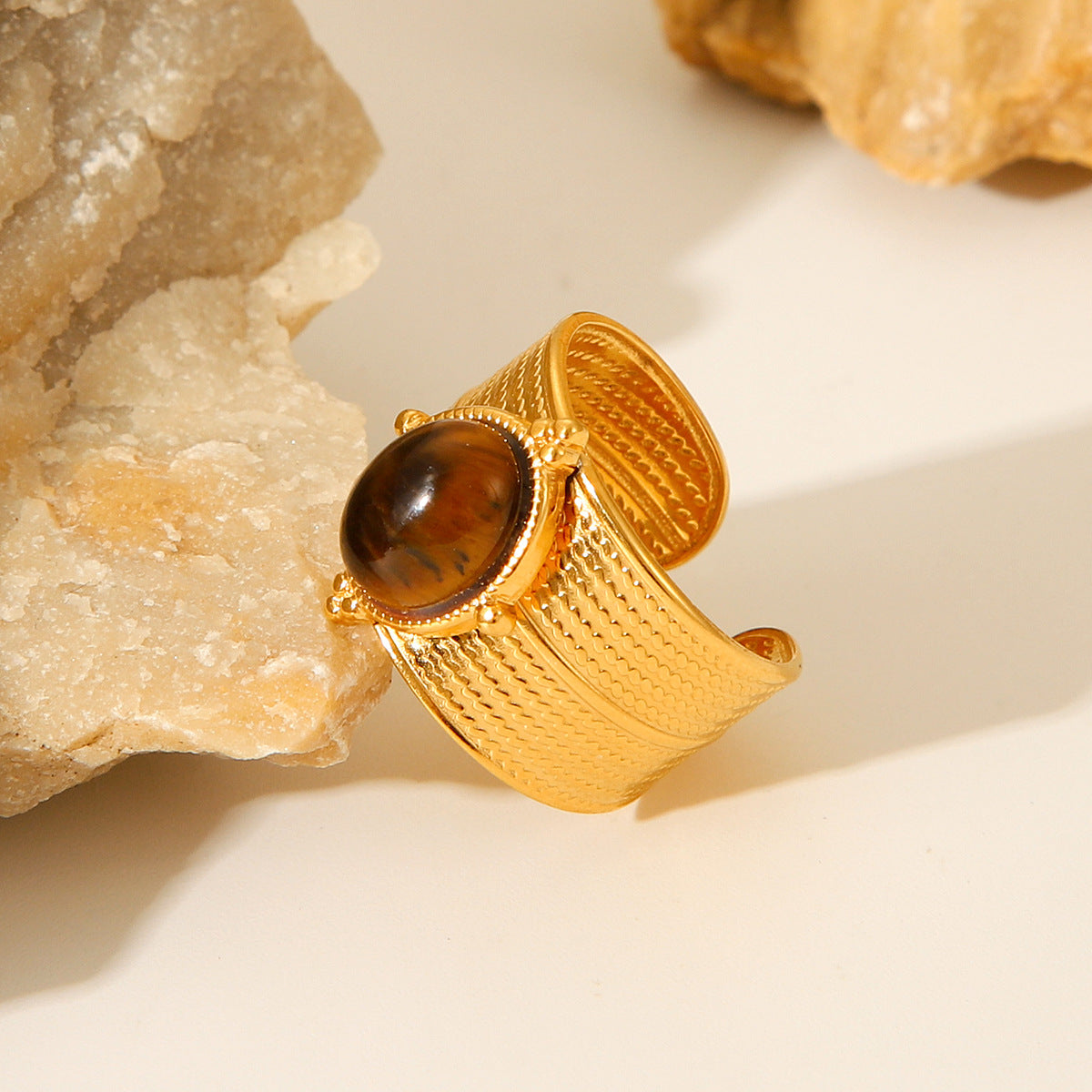 Anillo de banda ancha de acero de titanio estilo francés vintage para mujer con incrustaciones de ojo de tigre natural y baño de oro de 18K