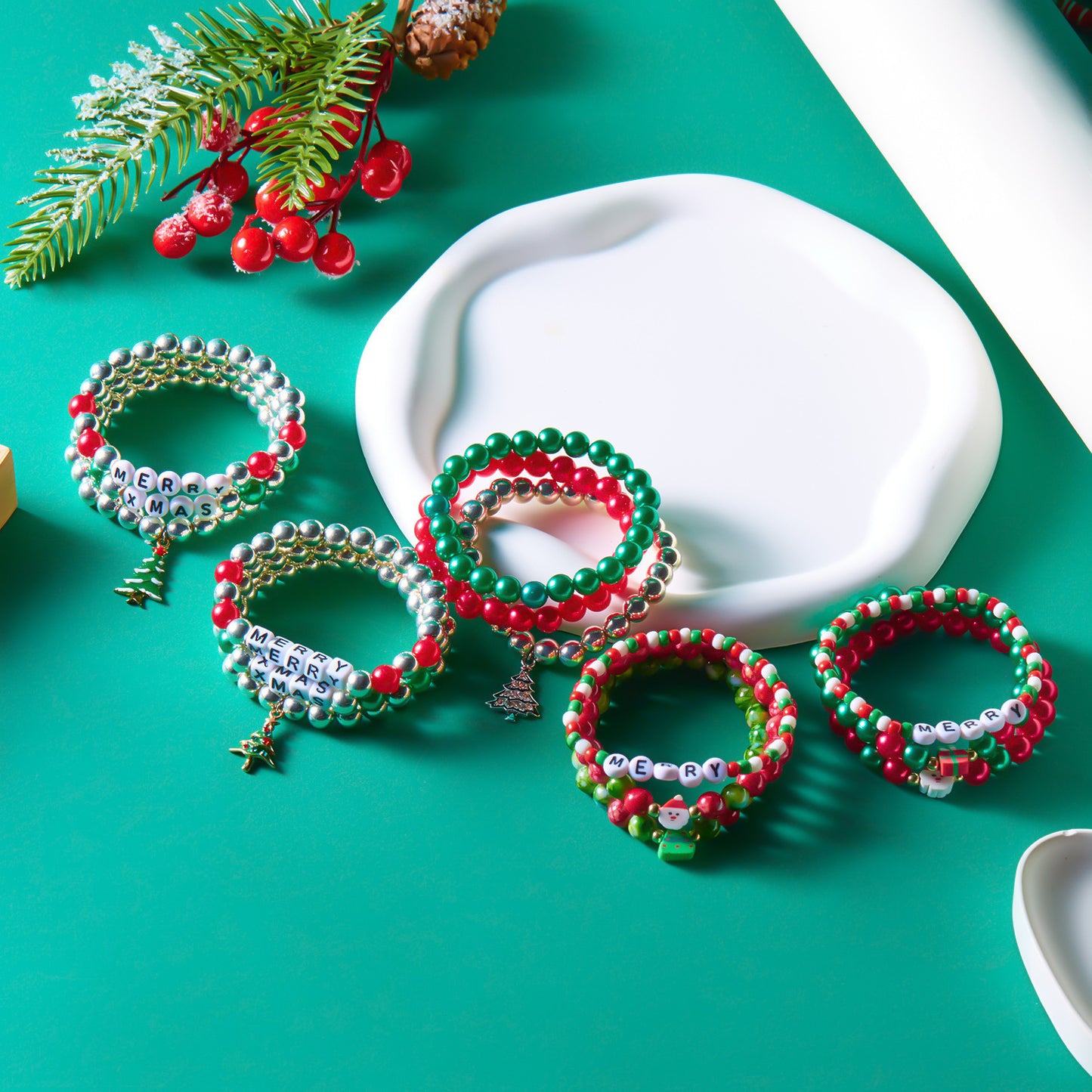 Braccialetto con ciondoli a tema natalizio a forma di alfabeto e cartoni animati, con perline in lega e motivi natalizi a campana di fiocco di neve e Babbo Natale, per donna
