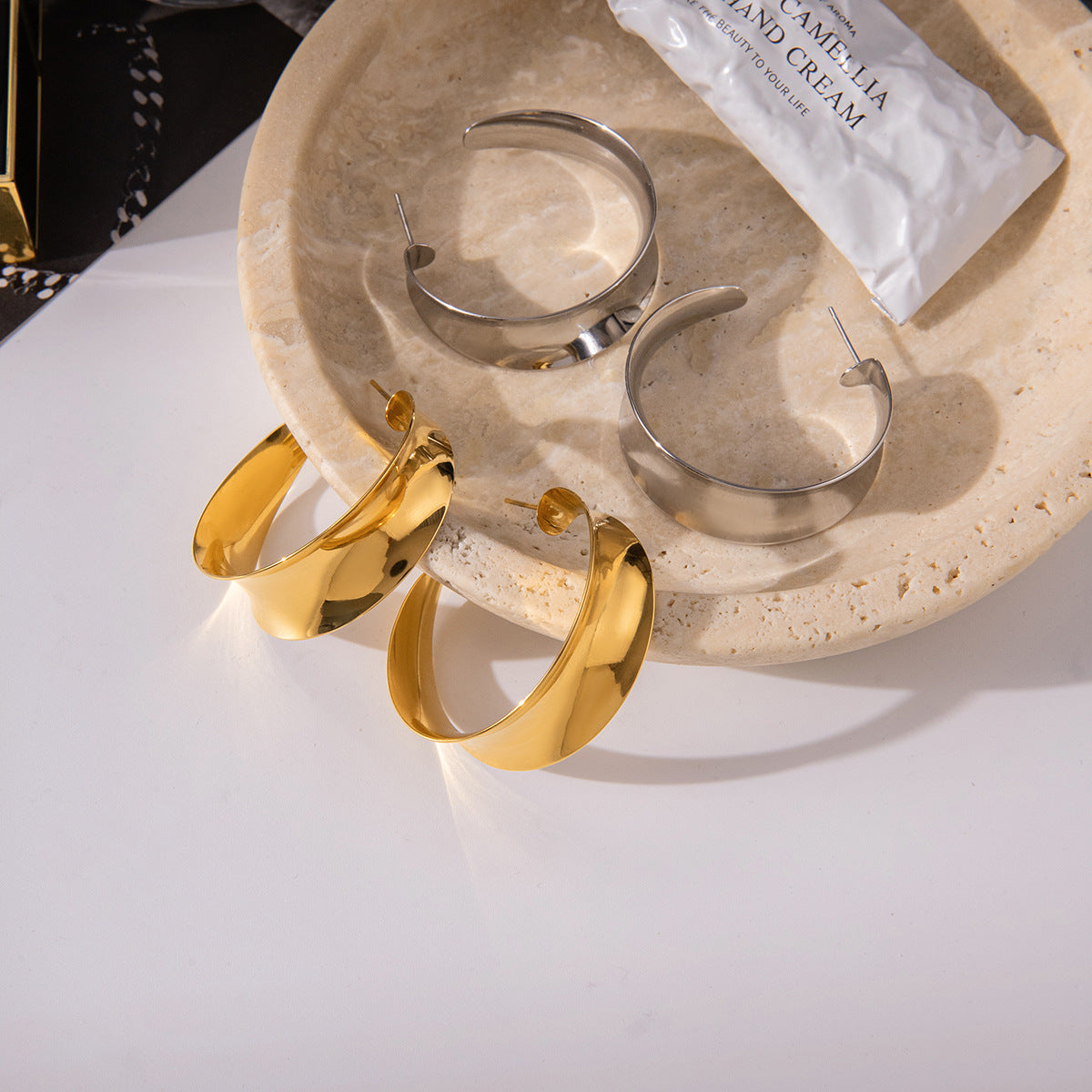 Pendientes de aro en C geométricos de acero inoxidable para mujer con acabado chapado, hipoalergénicos y resistentes a la decoloración, joyería de lujo para la oreja