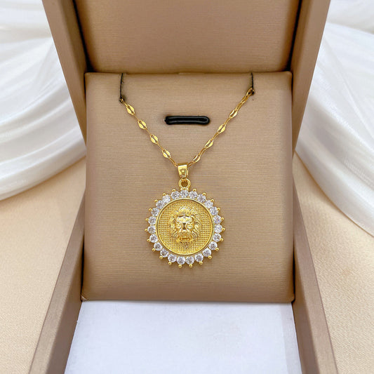 Collar colgante minimalista de cabeza de león redonda para mujer y hombre en acero de titanio con incrustaciones de pedrería en cadena de serpiente