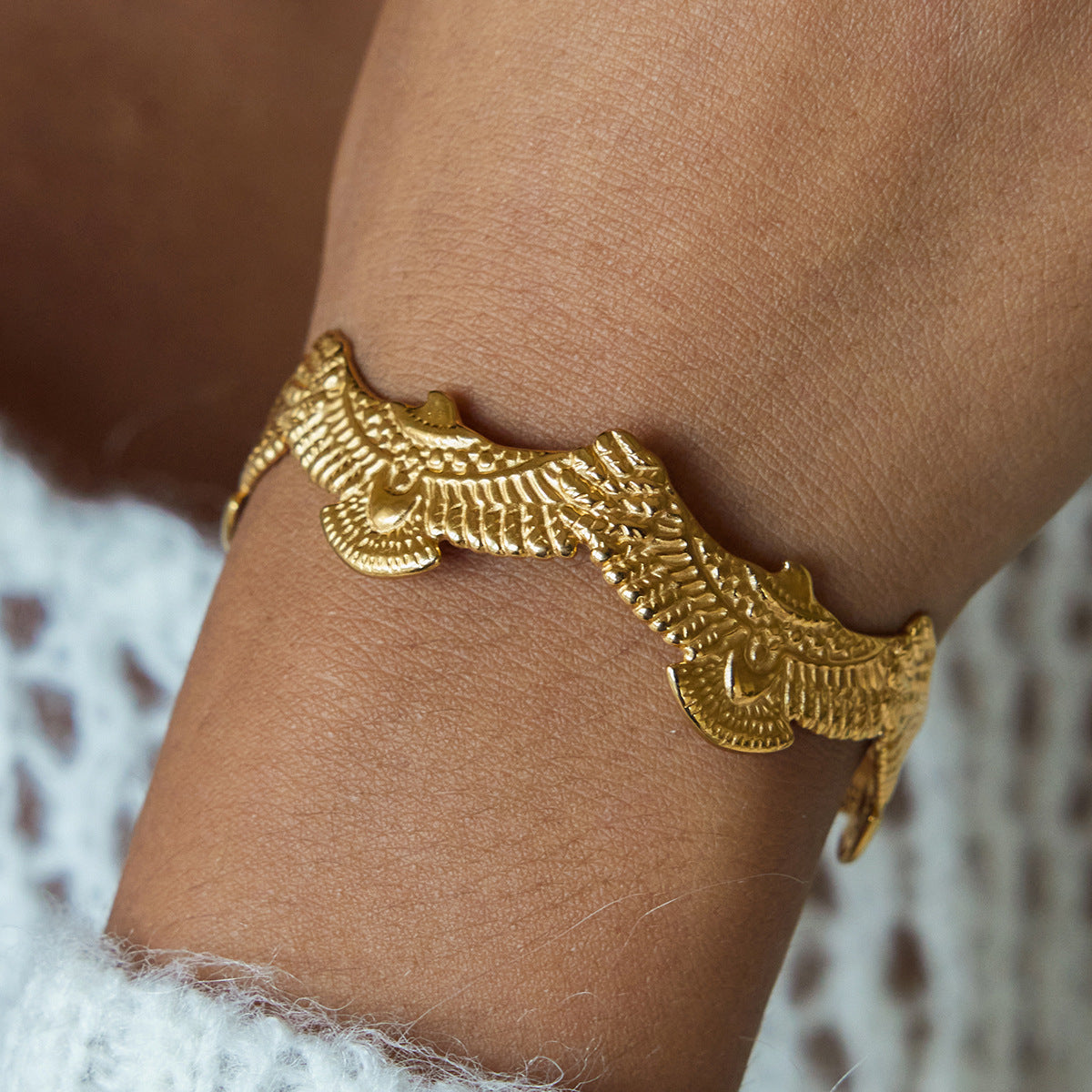 Bracciale rigido aperto da donna in acciaio inossidabile placcato oro 18K con motivo a colomba della pace