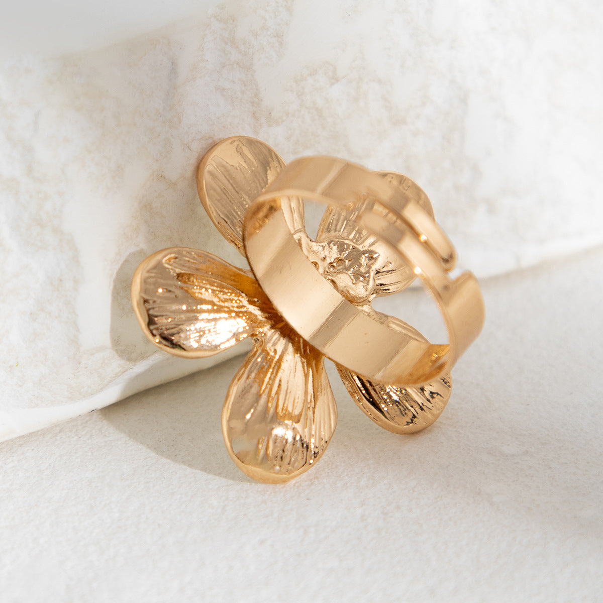 Anillo abierto con forma de flor de cinco pétalos, diseño minimalista, de estrella de mar en 3D, de hierro con acabado esmaltado