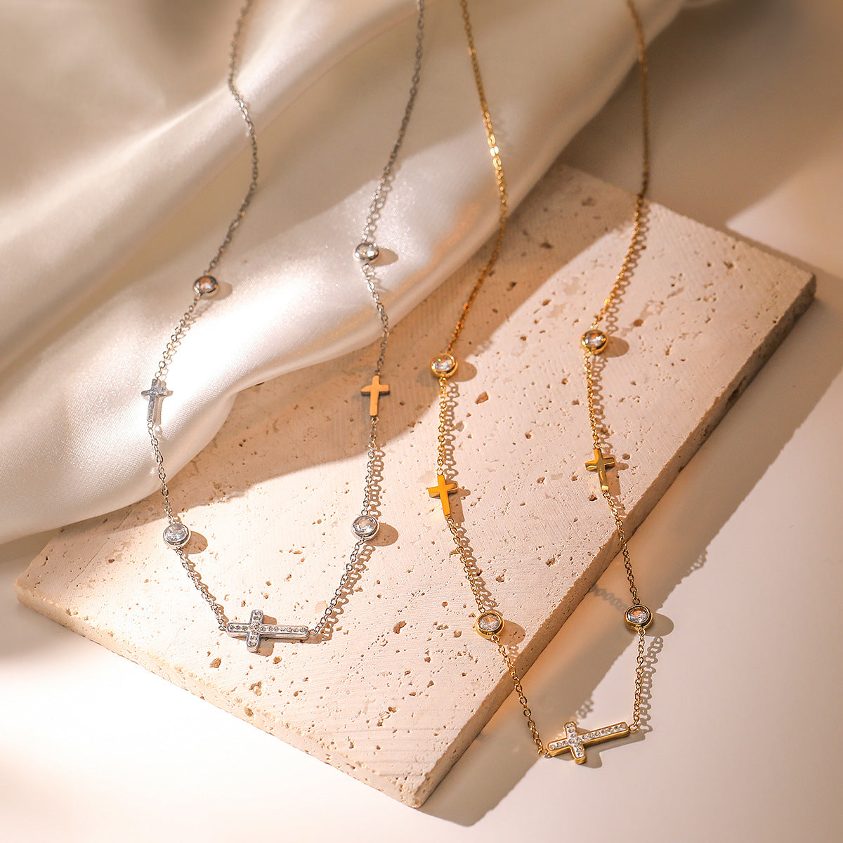 Collana con Ciondolo a Croce Minimalista da Donna in Acciaio al Titanio con Placcatura in Oro Vero e Intarsio di Zirconi