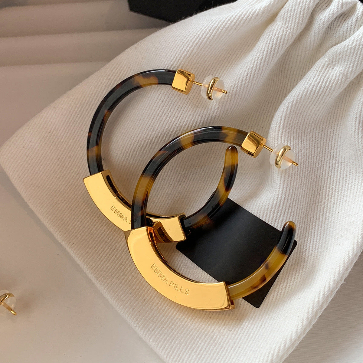 Pendientes Minimalistas Geométricos en Forma de C de Resina con Baño de Oro de 18K y Postes de Plata 925